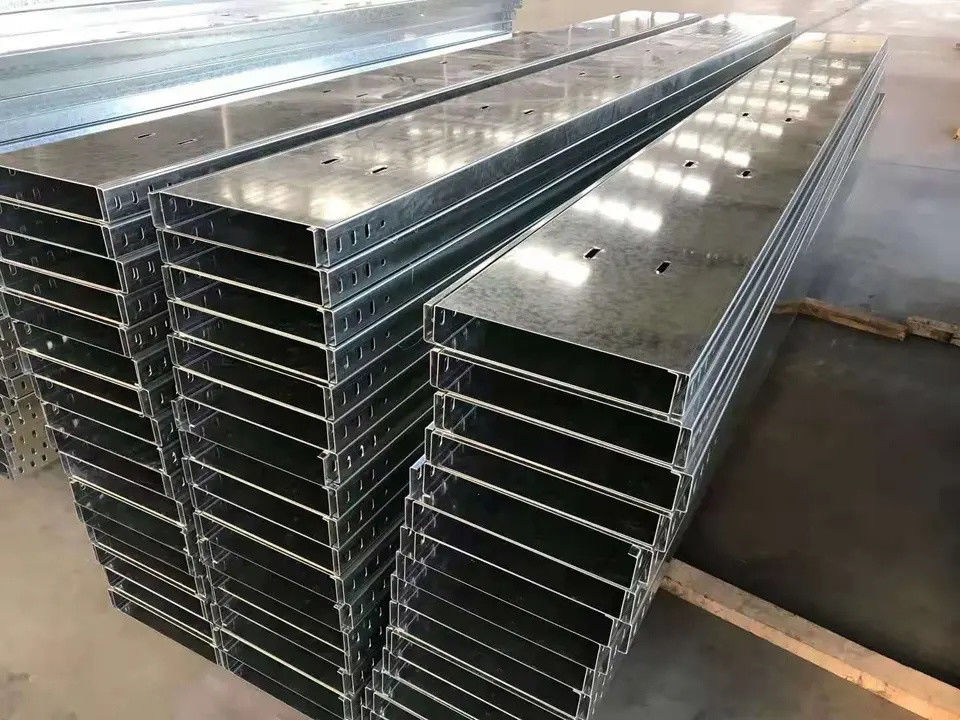 Pemasangan Sekrup Hot Dip Galvanized Cable Tray Berlubang Tebal 1.5-2.5mm