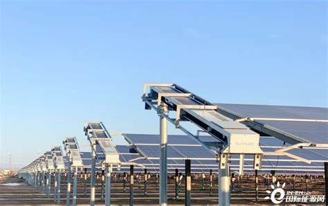 Sistem pelacakan fotovoltaik sumbu tunggal impor dari pabrik Cina + sistem pembersihan panel fotovoltaik sendiri