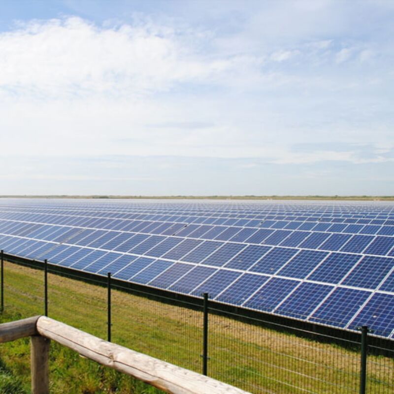 Braket Pemasangan Surya Ground Serbaguna yang menampilkan sistem fondasi sekrup yang dapat disesuaikan dengan sebagian besar jenis dan kondisi tanah