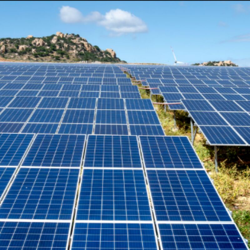 Bracket pemasangan surya tanah dengan komponen aluminium anodisasi tahan korosi yang dirancang untuk pemasangan mudah dan jangka panjang di luar ruangan