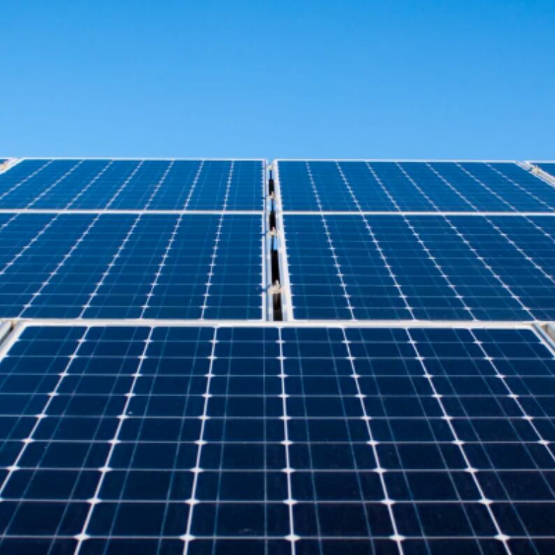 Bracket pemasangan atap panel surya serbaguna yang cocok untuk atap logam dan ubin miring yang miring yang aman