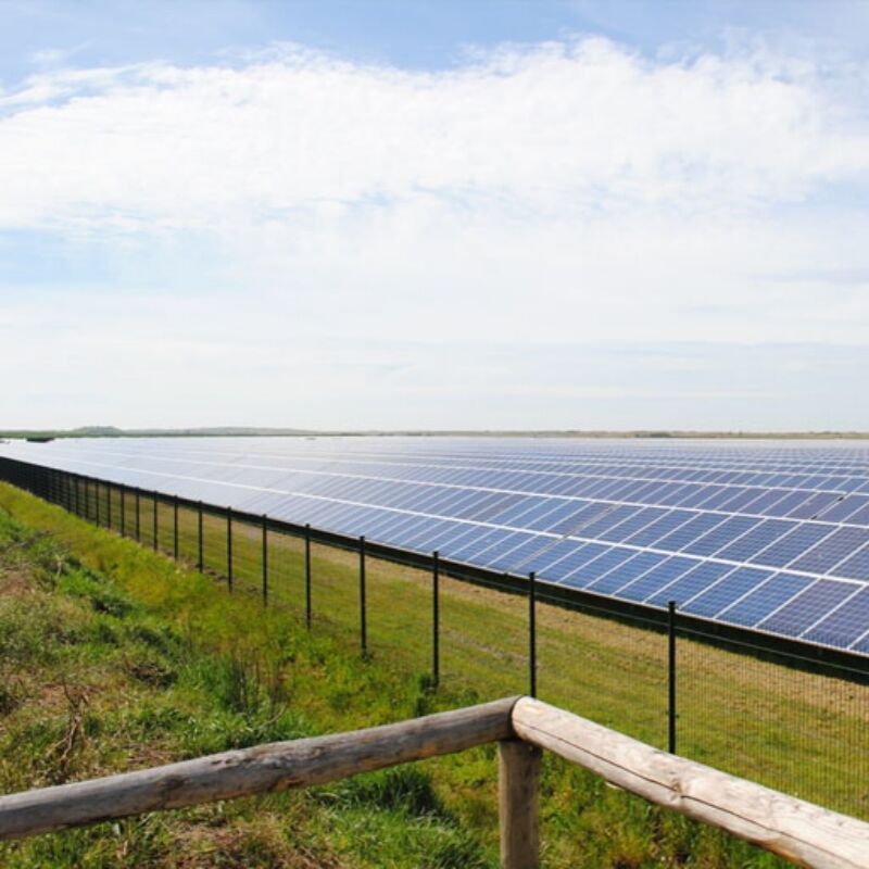 Braket Pemasangan Surya Ground tugas berat yang menampilkan rel penyangga aluminium ekstrusi dan kaki pemasangan yang dapat disesuaikan untuk penyelarasan yang presisi